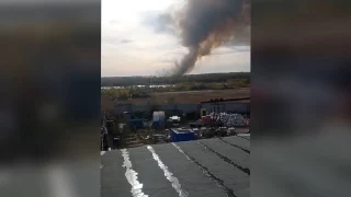 В районе СНТ в Омске загорелся камыш