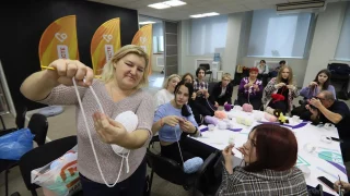 Омские студенты вяжут игрушки для детей мобилизованных