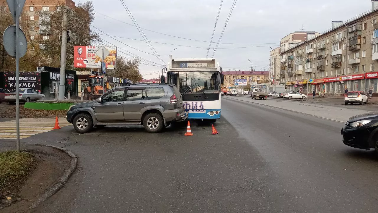 В Омске у «Кристалла» женщина-водитель иномарки столкнулась с троллейбусом