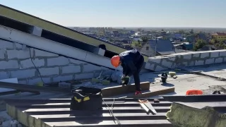 В здании будущей школы в Черлаке приступили к монтажу внутреннего электроснабжения