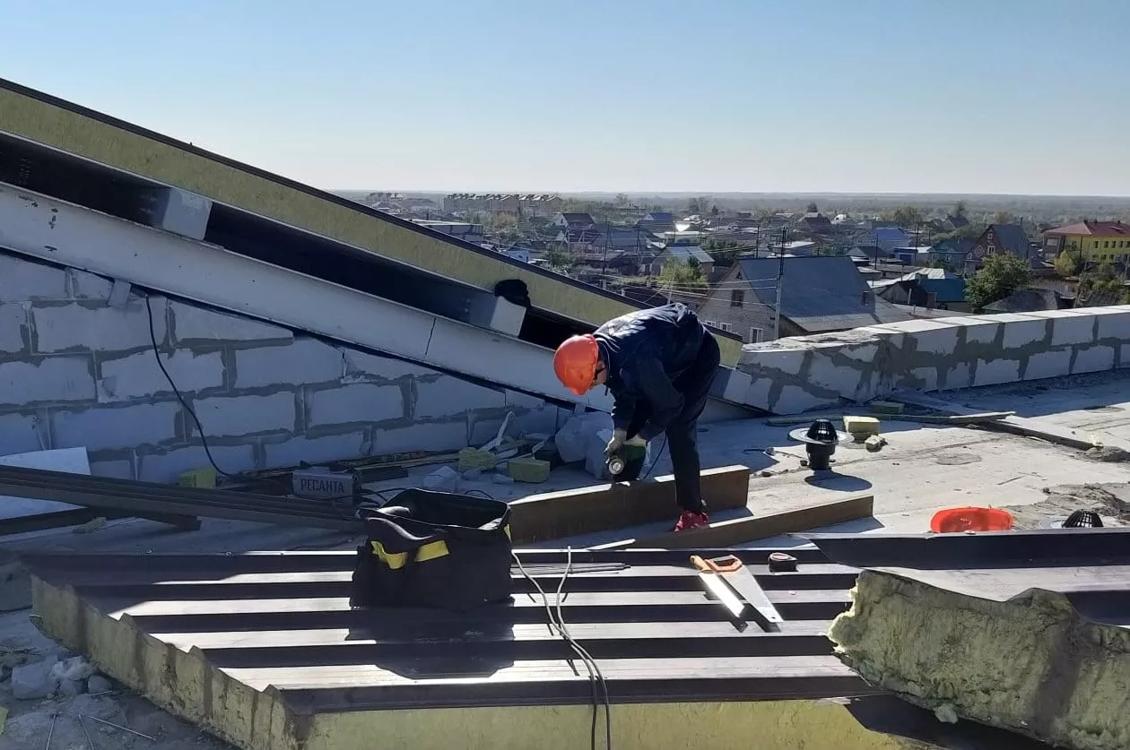 В здании будущей школы в Черлаке приступили к монтажу внутреннего электроснабжения