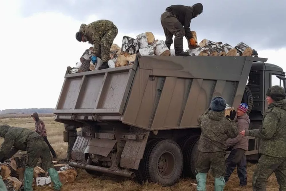 Омские лесхозы передали две тысячи кубометров дров для мобилизованных