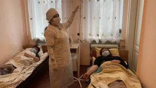 Омичи помогают восстанавливать больницы подшефного Стаханова