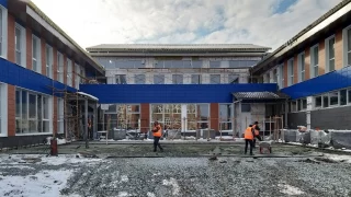 В Черлаке завершают монтаж фасада школы на 250 мест  