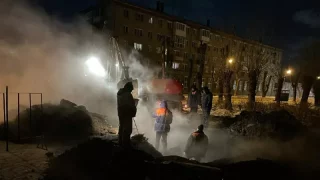 Омская школьница провались в яму с горячей водой и получила множественные ожоги