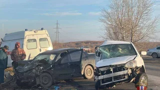 В Ленинском округе Омска в результате тройной аварии скончалась женщина-водитель