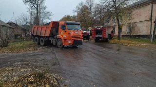 Спецтехника Омской области помогает устранять последствия обстрела в Стаханове