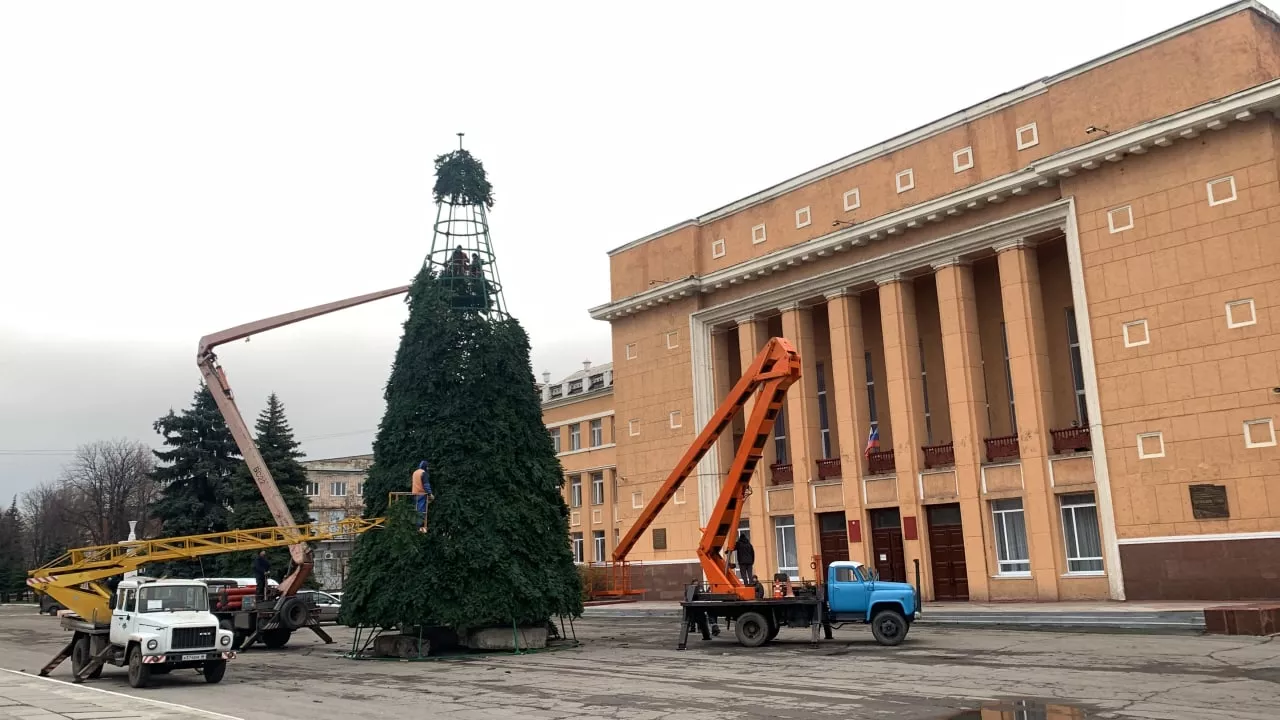 На центральной площади подшефного Омской области Стаханова наряжают 17-метровую ёлку