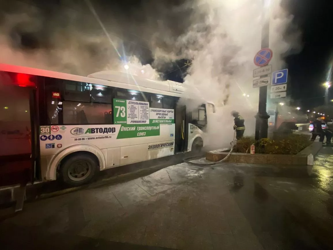 В центре Омска загорелся автобус с пассажирами