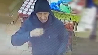 Полиция ищет омича, укравшего дорогостоящий телефон из магазина по ул. Светлой