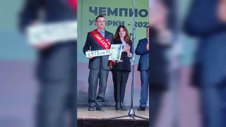 В Омской области рекордсмен по уборке урожая получил третью машину за последние 10 лет