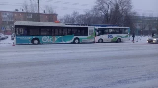 В Омске столкнулись два пассажирских автобуса: трое пострадали
