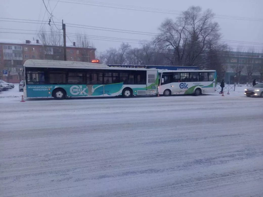 В Омске столкнулись два пассажирских автобуса: трое пострадали