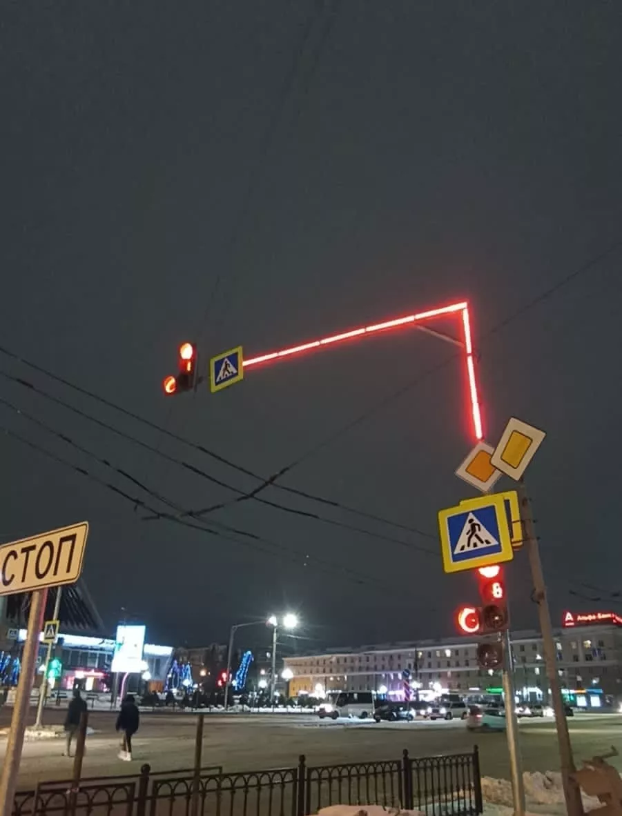 На Театральной площади установили светофор со светодиодами