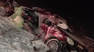 На трассе под Омском погибла женщина-водитель после столкновения с грузовиком