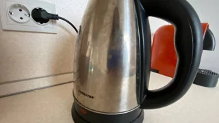 Администратор омской гостиницы украла бытовые предметы и 15 тысяч рублей из кассы