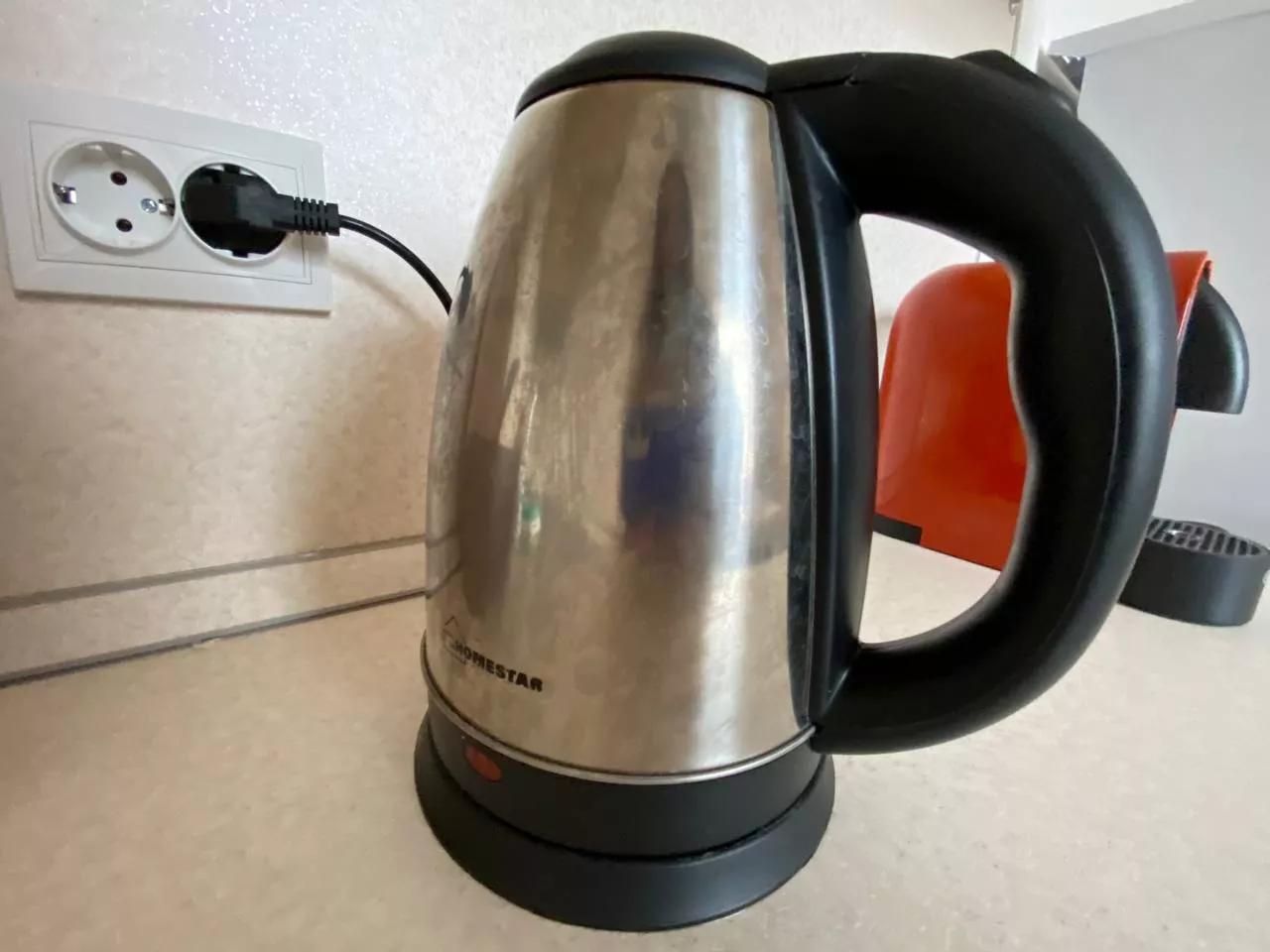 Администратор омской гостиницы украла бытовые предметы и 15 тысяч рублей из кассы