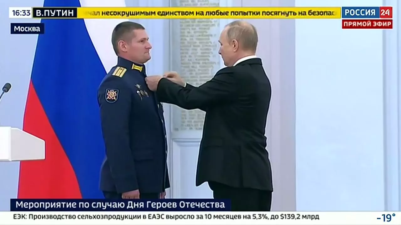 Владимир Путин вручает Героям России медали «Золотая Звезда»