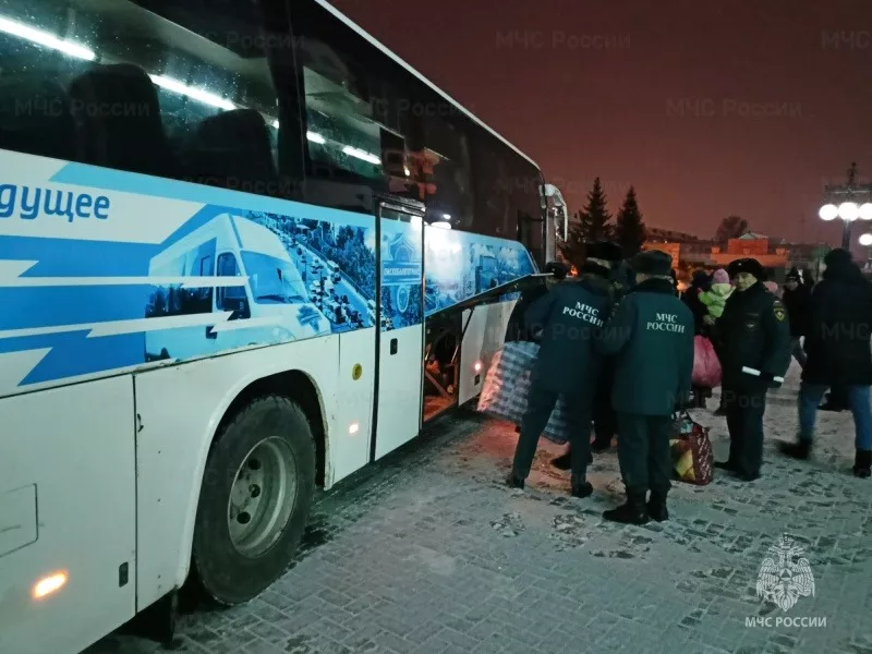 Сотрудники МЧС России по Омской области встретили беженцев из города Джанкой