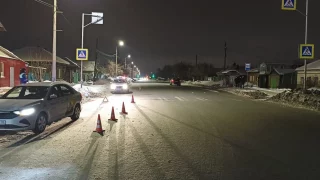 В Омске на пешеходном переходе иномарка сбила молодых людей