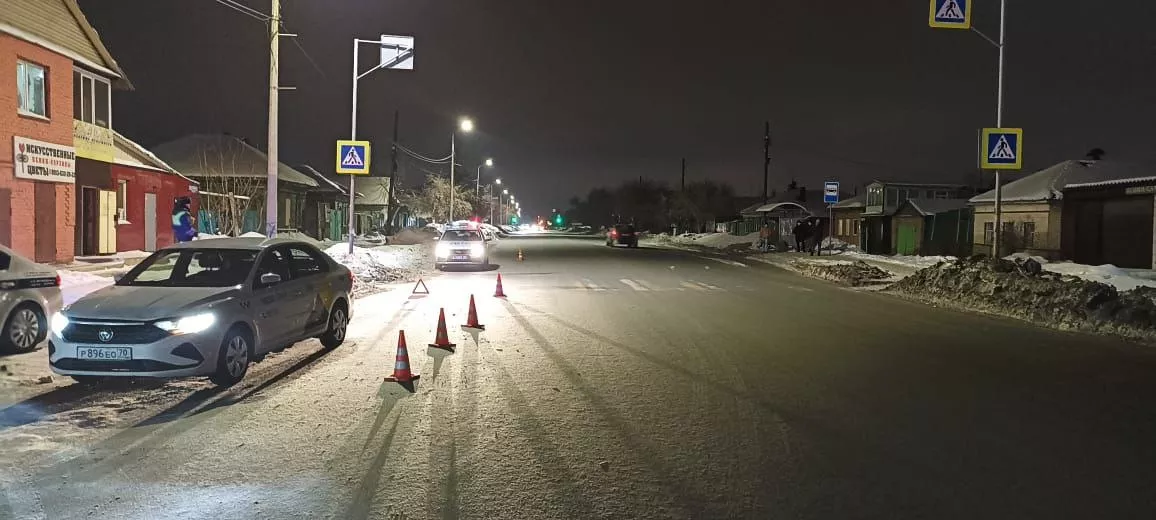 В Омске на пешеходном переходе иномарка сбила молодых людей