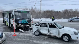 У Парка Победы легковой автомобиль вынесло на встречку под рейсовый автобус