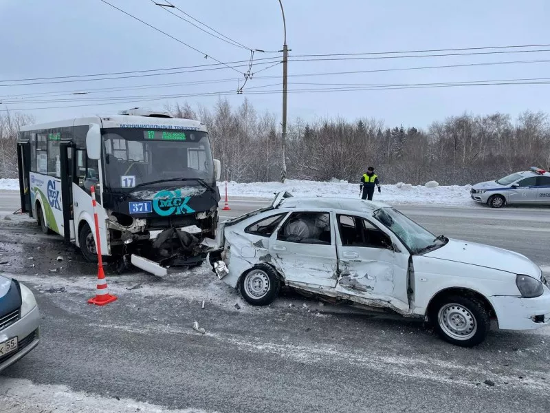 У Парка Победы легковой автомобиль вынесло на встречку под рейсовый автобус