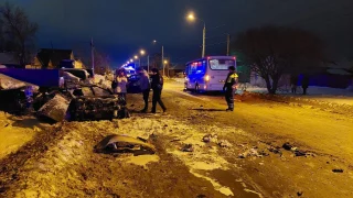 Омич сгорел в машине после лобового столкновения на ул. Демьяна Бедного