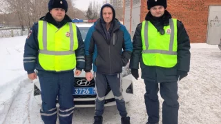Омские полицейские на трассе оказали помощь мужчине с серьезной травмой руки