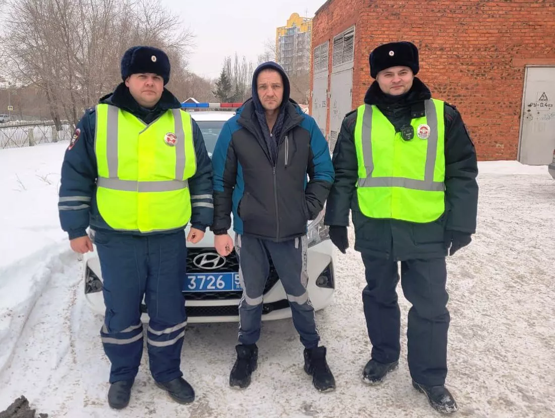 Омские полицейские на трассе оказали помощь мужчине с серьезной травмой руки