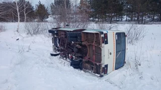 В Саргатском районе в кювет слетел пассажирский автобус и перевернулся