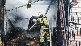 В селе Троицком Омского района загорелись два гаража и частный дом