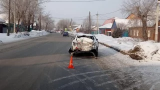 Пассажирский автобус въехал в автомобиль, который сбил омичку на пешеходном переходе