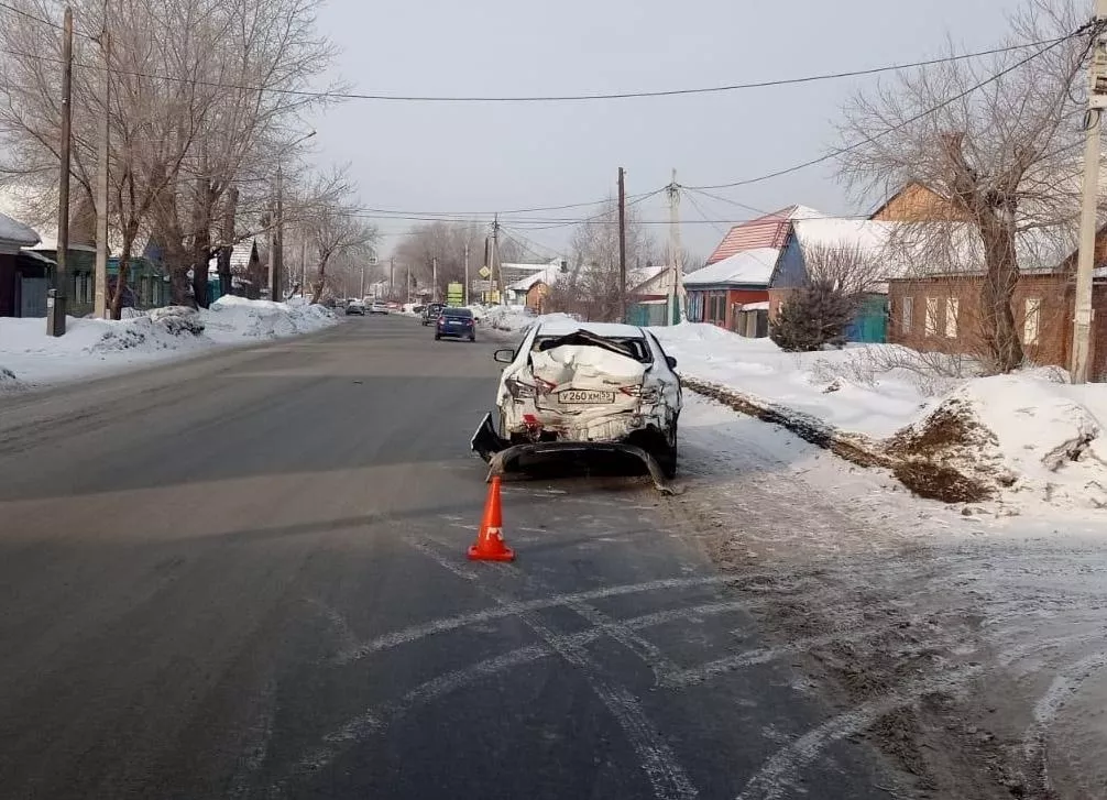 Пассажирский автобус въехал в автомобиль, который сбил омичку на пешеходном переходе