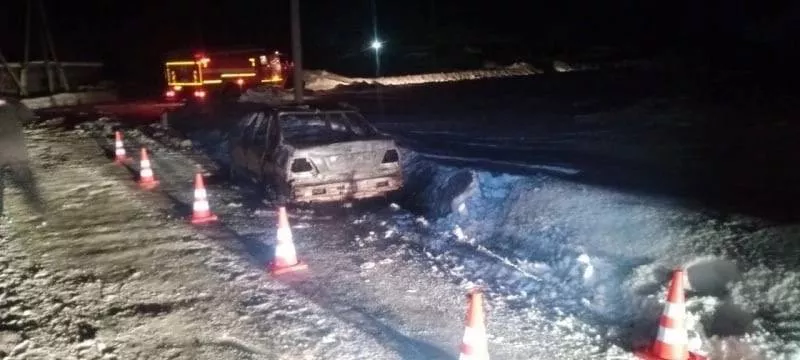 В Омской области скончался водитель иномарки, которая загорелась после съезда на обочину