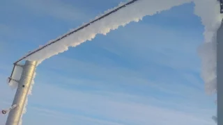 В Омске наблюдалось опасное природное явление — кристаллическая изморозь