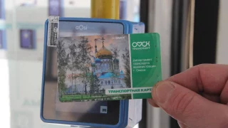 В пяти вагонах Омска появились валидаторы