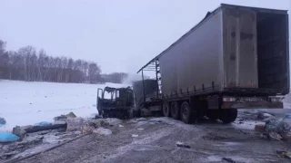 В Калачинском районе Омской области столкнулись грузовые автомобили, есть погибшие