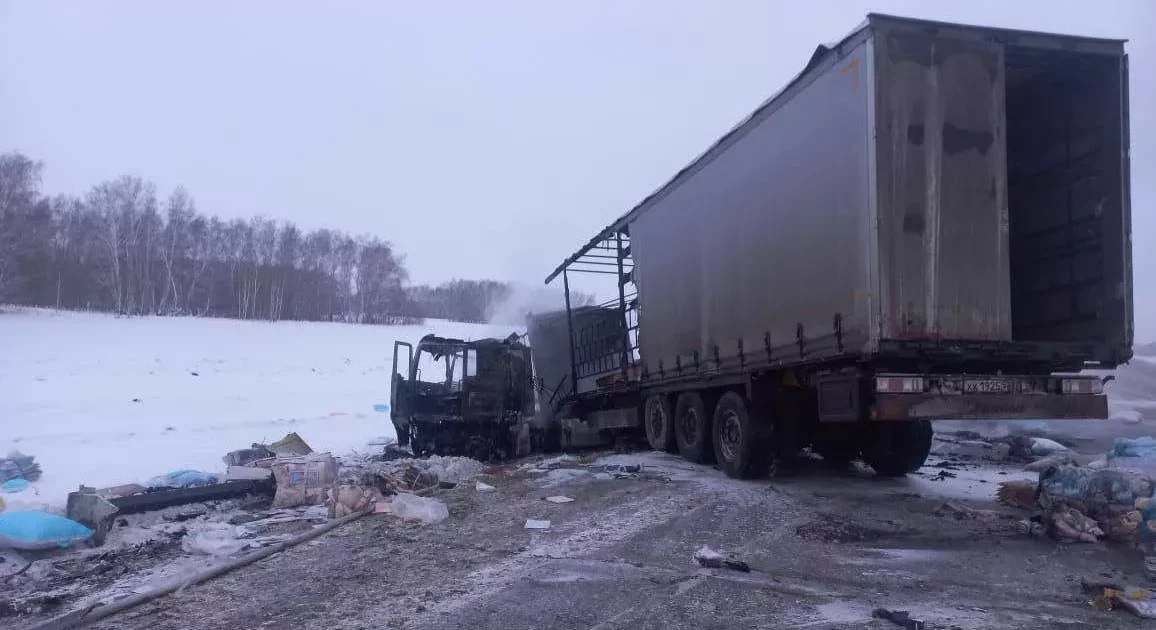 В Калачинском районе Омской области столкнулись грузовые автомобили, есть погибшие