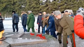 В омском Парке Победы возложили цветы к мемориалам