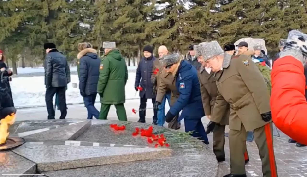 В омском Парке Победы возложили цветы к мемориалам