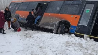 В Омском районе в кювет улетел пассажирский автобус