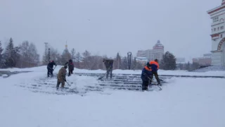 В Омске продолжают уборку снега, несмотря на праздничный день