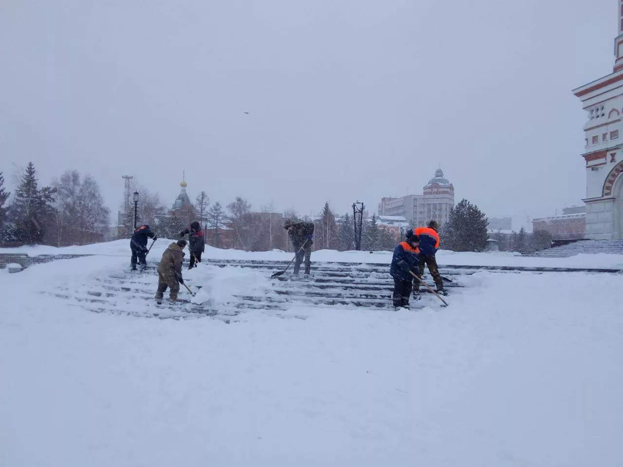 В Омске продолжают уборку снега, несмотря на праздничный день