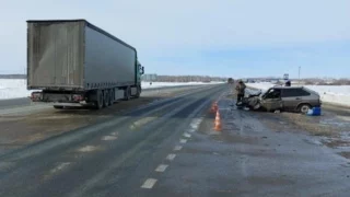 Под Омском столкнулись легковой автомобиль и грузовик: трое пострадали