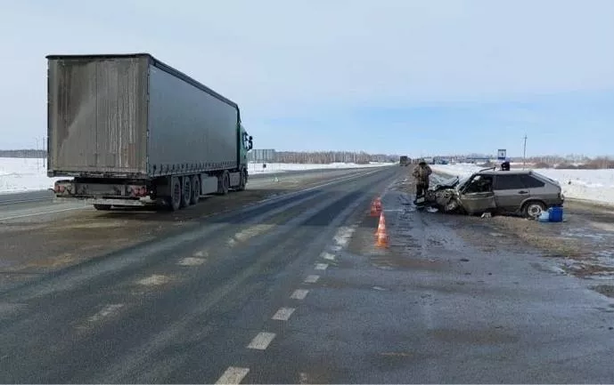 Под Омском столкнулись легковой автомобиль и грузовик: трое пострадали