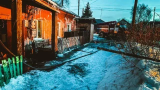 В Ленинском округе Омска произошел пожар в одноэтажном многоквартирном доме