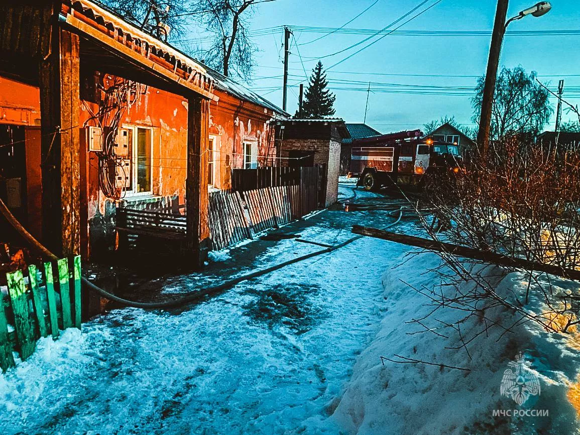 В Ленинском округе Омска произошел пожар в одноэтажном многоквартирном доме