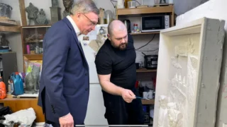 Александр Бурков посетил мастерскую, где работают над памятником Бухгольцу