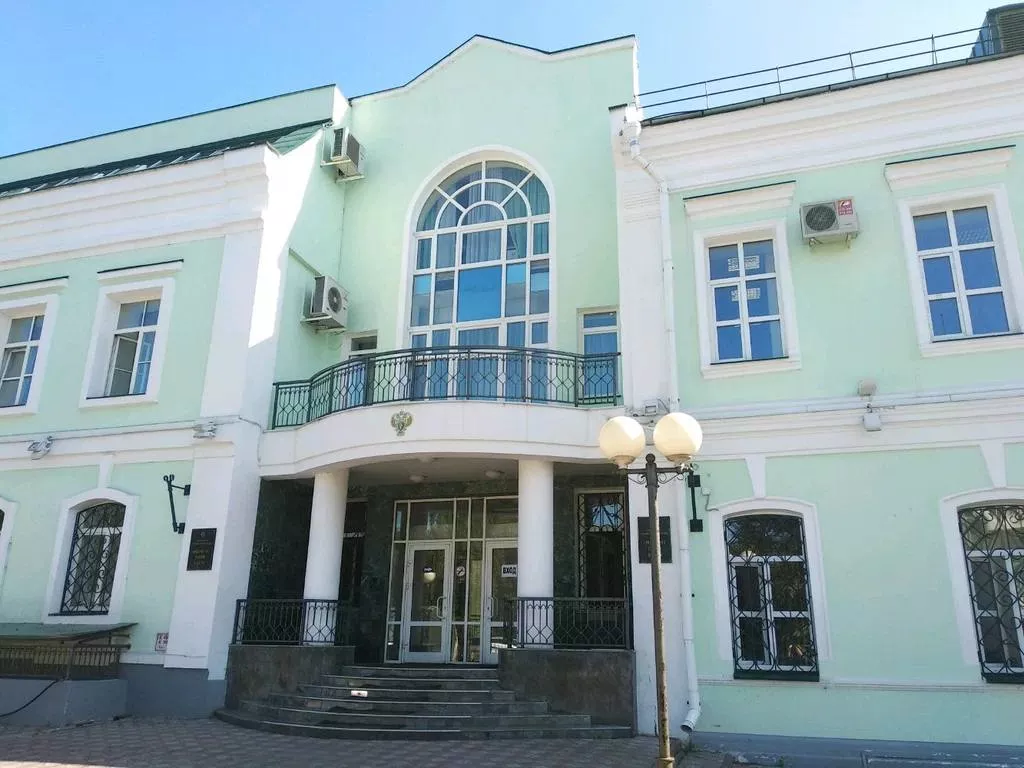 В Тюкалинске благодаря вмешательству прокуратуры будут установлены площадки для сбора мусора у жилого дома